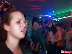 Üniversiteden kovuldum. uyuyan kardeş porno
