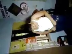 Ayakkabı porno kardeşler onu kendini parmaklıyor