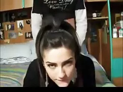 Büyük memeli kız, şakalaşırken porno