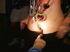 Redhead sigara ve okşayarak ona harika tekrar porno abla kardeş